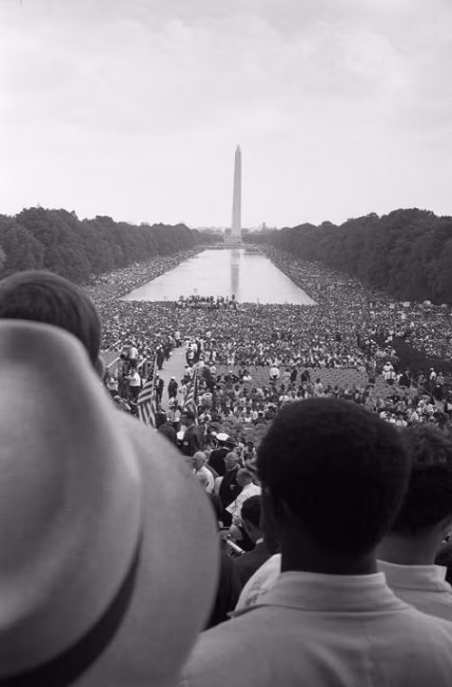 Hình ảnh hàng nghìn người tuần hành tại Tượng đài Washington trong phong trào dân quyền vào năm 1963. Ảnh: Thư viện Quốc gia Mỹ.
