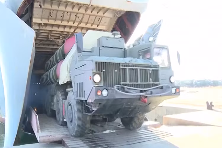 Di chuyển ra ngay sau nó là một bệ phóng di động 5P85S2 của S-400, tàu đổ bộ này mang theo ít nhất hai tổ hợp phóng 5P85S2 được chuyển từ Nga đến Syria. Nguồn ảnh: RT.