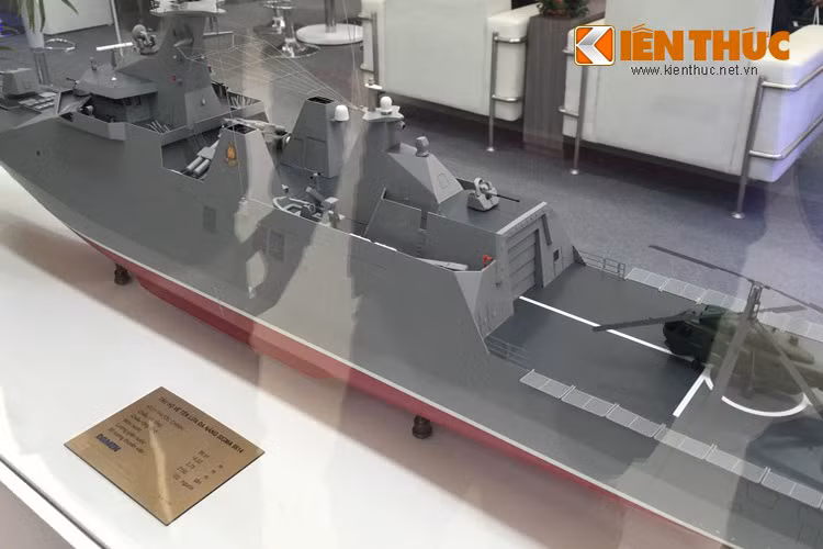 Và tại khu trưng bày của Damen tại Triển lãm Vietship 2018, tàu hộ vệ tên lửa SIGMA 9814 vẫn xuất hiện ở tại vị trí trang trọng nhất, xếp trên cả tàu tuần tra xa bờ DN 2000 và tàu kéo cứu hộ ASD 2913 Tugs.