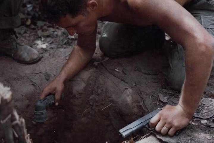 Tuy nhiên quân viễn chinh Mỹ đã bị sa lầy ở chiến trường miền Nam Việt Nam và rơi vào thế trận liên hoàn của quân và dân ta. Trong ảnh, một lính Mỹ phải cởi trần để lùng sục trong một địa đạo của quân cách mạng, vào năm 1967. Ảnh: Bộ Quốc phòng Mỹ.