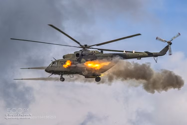 Ngoài ra trong nhiệm vụ chiến đấu thì Mi-17V5 còn mang được vũ khí như pod súng máy, rocket không điều khiển, tên lửa chống tăng... để đảm nhiệm vai trò yểm trợ hỏa lực. Sự thân thuộc trong thao tác điều khiển đã khiến phía Việt Nam bày tỏ quan tâm sâu sắc đến nó khi tới thăm Nhà máy Trực thăng Kazan. Nguồn ảnh: Aviación Militar.