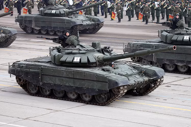 Với gói nâng cấp này, xe tăng T-72B3 đã gần như bất khả xâm phạm trước đòn tấn công từ đạn xuyên lõm kiểu RPG-7, thậm chí cả đạn xuyên động năng cũng bị giảm phần lớn tác dụng khi chạm phải chiếc áo giáp đặc biệt trên. Nguồn ảnh: Wikimedia.