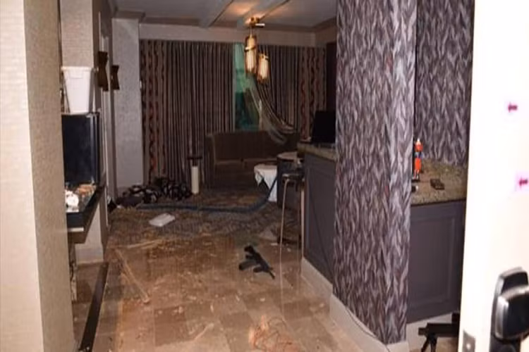 Theo Daily Mail, hôm 19/1 Cảnh sát thành phố Las Vegas, Mỹ vừa công khai những hình ảnh đầy đủ bên trong căn phòng khách sạn nơi Stephen Paddock xả súng xuống hàng ngàn vào đêm 1/10/2017 đang tham gia một buổi hòa nhạc đối diện khách sạn Mandalay Bay. Ảnh: Daily Mail.