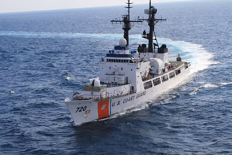 Tàu USCGC Sherman được đặt ky đóng mới từ ngày 25/1/1967, hạ thủy ngày 23/9/1967, chính thức vào biên chế ngày 3/9/1968, nó ngừng hoạt động lần đầu tiên vào tháng 5/1986 nhưng được gọi tái ngũ vào tháng 7/1989. Dự kiến con tàu sẽ bị loại biên lần 2 vào ngày 29/3/2018 tới đây. Nguồn ảnh: Wiki.