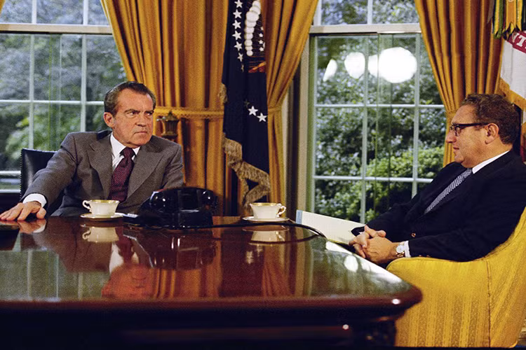 Còn đây là Chiếc bàn Kiên Định của cựu Tổng thống Richard Nixon khi ông đang nói chuyện Henry Kissinger trong năm 1973, sau lưng ông một số bức ảnh gia đình và cả một bức ảnh của cựu Tổng thống Abraham Lincoln. Ảnh: Business Insider.