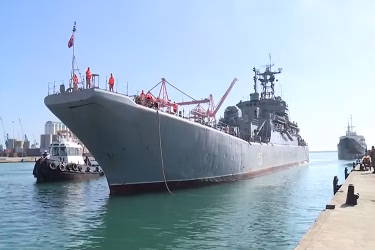 Hãng thông tấn RT dẫn thông báo của Bộ Quốc phòng Nga cho biết, Quân đội Nga vừa triển khai thêm các tổ hợp tên lửa phòng không S-400 mới tới Syria, các tổ hợp phòng không này sẽ được bổ sung vào hệ thống phòng không của Nga tại căn cứ Không quân Khmeimim ở tỉnh Latakia và căn cứ Hải quân Tartus. Nguồn ảnh: RT.