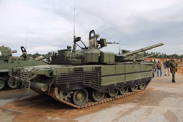 Nhận thấy thành công từ cách làm trên, Nga đã nhân rộng cho toàn bộ số T-72B3 của họ cũng như nâng cấp cho xe tăng T-80BVM. Vấn đề được quan tâm lúc này chỉ là phiên bản xuất khẩu liệu có được như bản nội địa của Nga hay không. Nguồn ảnh: Vantage Point.