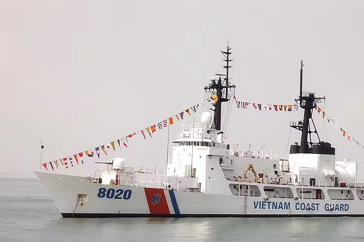 Con tàu có lượng giãn nước tối đa 3.250 tấn, dài 115m, rộng 13m. Tàu được trang bị hai động cơ diesel và hai động cơ tua-bin khí, đạt tốc độ tối đa 29 hải lý/giờ, dự trữ hành trình 14.000 hải lý và đảm bảo hoạt động liên tục 45 ngày trên biển. Nguồn ảnh: Quân đội Nhân dân.