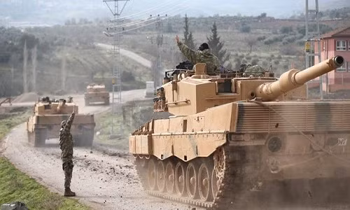Xe tăng Thổ Nhĩ Kỳ tràn qua biên giới Syria tấn công lực lượng người Kurd.
