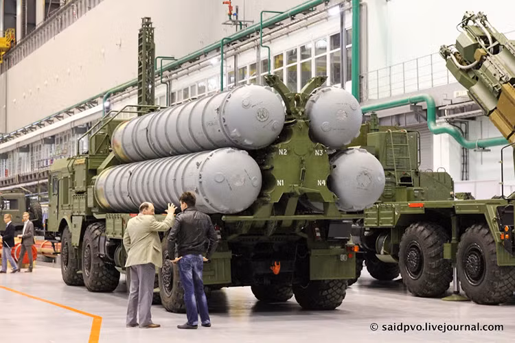 S-400 Triumf (NATO định danh SA-21) là hệ thống tên lửa đất đối không tầm xa hiện đại nhất của Nga hiện nay, do công ty Almaz-Antey sản xuất, nó chính thức vào biên chế từ ngày 28/4/2007. S-400 được đánh giá là chưa có sản phẩm tương đương trên thế giới vào lúc này. Nguồn ảnh: Saidpov.