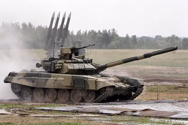 Điểu yếu này bị coi là chí tử đối với T-90, khiến ít nhất 1 chiếc bị hạ tại Syria sau khi trúng đạn xuyên lõm vào ngay sườn. Đồng thời cũng gây lo ngại cho các khách hàng sắp nhận T-90S vào biên chế trang bị. Nguồn ảnh: Wikimedia.