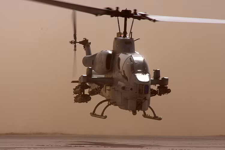 Sau khi gia nhập TQLC Mỹ vào năm 1986, trực thăng tấn công AH-1W hoạt động liên tục trong lực lượng này cho đến khi chính thức ngưng hoạt động trong năm 2016 nhằm nhường chỗ cho AH-1Z. Hiện tại AH-1W với nhiều biến thể khác nhau vẫn đang phục vụ tại nhiều quốc gia trên thế giới. Nguồn ảnh: Wiki.