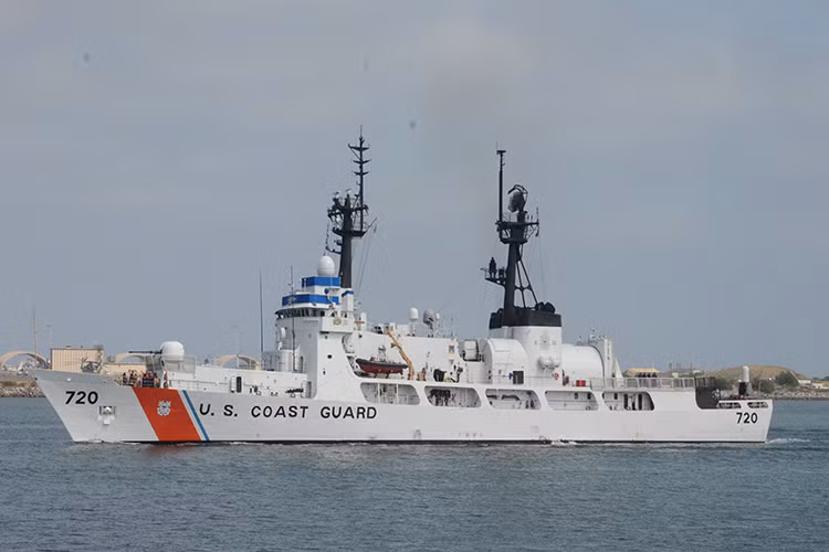 Tàu tuần tra USCGC Sherman (WHEC 720) có lượng giãn nước đầy tải 3.250 tấn; chiều dài 115 m; chiều rộng 13 m; mớn nước 4,6 m; thủy thủ đoàn 160 người (bao gồm 20 sĩ quan và 140 thuyền viên); cảng nhà của USCGC Sherman nằm tại Honolulu, quần đảo Hawaii. Nguồn ảnh: WallsKid.