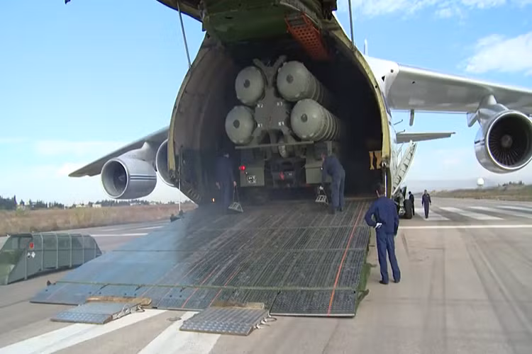 Quân đội Nga bắt đầu triển khai các tổ hợp phòng không S-400 đến Syria ngay trong giai đoạn đầu nước này tham chiến tại quốc gia này, với sứ mệnh bảo vệ các máy bay chiến đấu của Không quân Nga trước các mối đe dọa từ trên không. Sau sự kiện Su-24 bị Thổ Nhĩ Kỳ bắn hạ vào cuối năm 2015 Nguồn ảnh: RT.