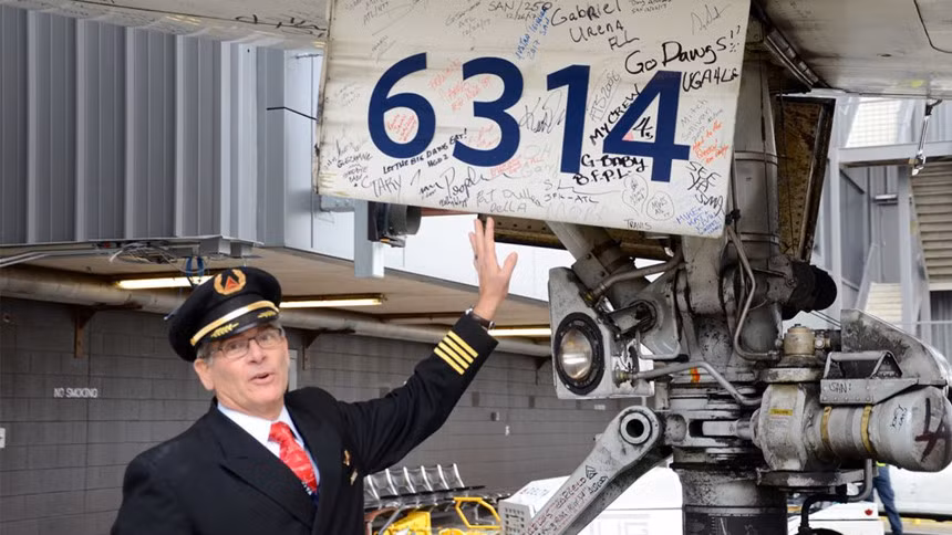 Cơ trưởng Stephen Hanlon, 62 tuổi, trưởng nhóm phi công 747 của hãng Delta, là người điều khiển chuyến bay mang số hiệu 6314. Với biệt danh "nữ hoàng của bầu trời", máy bay 747 của Boeing là hình ảnh nổi tiếng trên các con tem, một biểu tượng của văn hóa đại chúng, thường xuyên xuất hiện trên phim ảnh và đồng thời là máy bay chuyên chở tổng thống Mỹ.