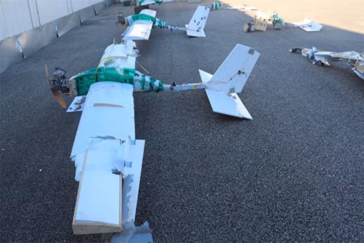 Đỉnh điểm của các cuộc tấn công này là vào hôm 6/1 khi có ít nhất 13 UAV tấn công của các phần tử khủng bố ở Syria tấn công đồng loạt các căn cứ của Nga. Tuy nhiên, đã có 7 chiếc trong số đó bị phòng không Nga bắn hạ và 6 chiếc khác bị áp chế điện tử buộc phải hạ cánh khẩn cấp. Nguồn ảnh: Ria.