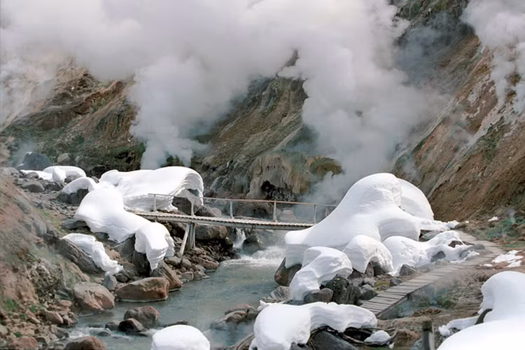 Khu bảo tồn thiên nhiên Kronotsky nằm trên bán đảo Kamchatka với những suối nước nóng tự nhiên bên dưới lớp băng tuyết. Nguồn ảnh: TASS.