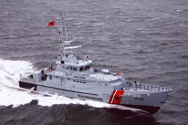 Stan Patrol 4207 có hình dáng vỏ đơn làm từ hợp kim nhôm với đáy hình chữ V sâu và cánh đè sóng, được trang bị hầm chân vịt đặc biệt để hệ thống đẩy làm việc hiệu quả hơn và giảm độ rung và tiếng ồn… Nguồn ảnh: Damen.