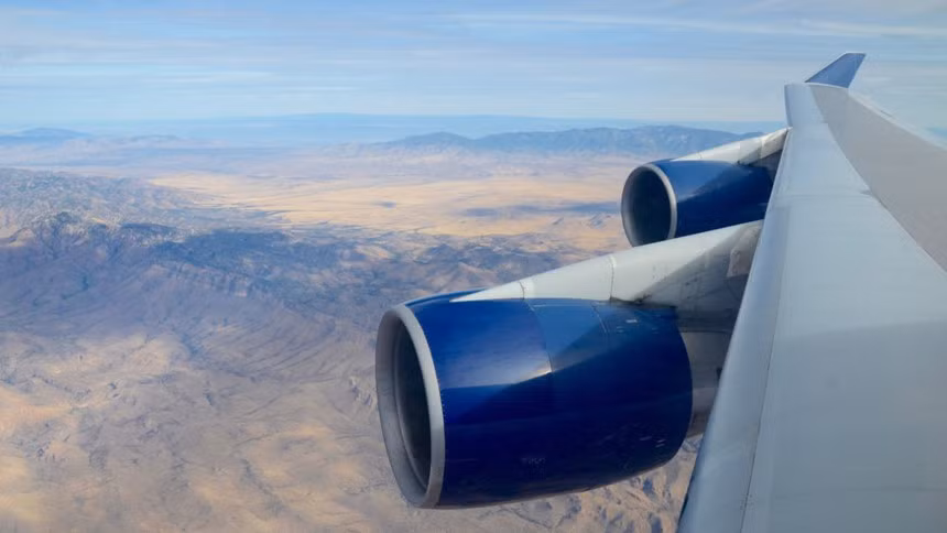 Kích cỡ lớn của là đặc điểm nổi bật nhất của Boeing 747 nhưng không phải là lý do khiến nhiều hãng hàng không lựa chọn dòng máy bay bốn động cơ này. "Lý do chính là độ bền phi thường của 747", CNN viết. Số lượng máy bay 747 đạt đỉnh với hơn 1.000 chiếc vào năm 1998 nhưng sau đó bắt đầu giảm dần với sự ra đời của các dòng máy bay hai động cơ như 777, 787 của Boeing hay A350 của Airbus. Với máy bay kích cỡ nhỏ hơn, các hãng hàng không ít phải gặp áp lực về việc lấp đầy ghế trên khoang.