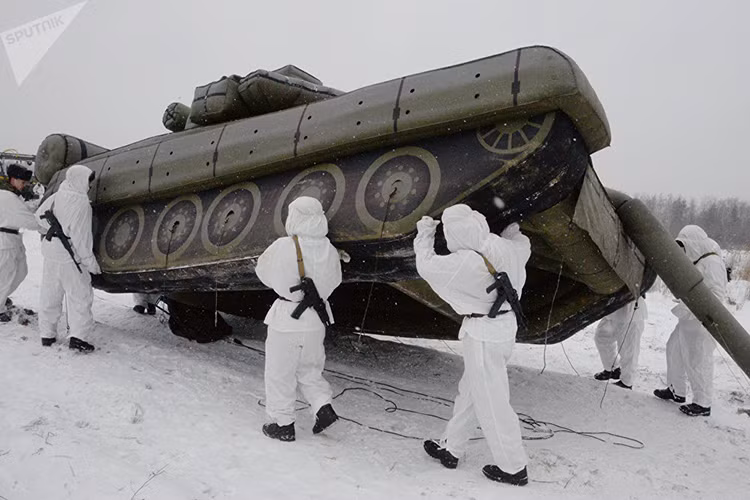 Công binh Nga với một mô hình bơm hơi ngụy trang xe tăng T-72 một trong những phương thức ngụy trang phổ biến trên thế giới trong suốt nhiều thập kỷ qua. Nguồn ảnh: Sputnik.