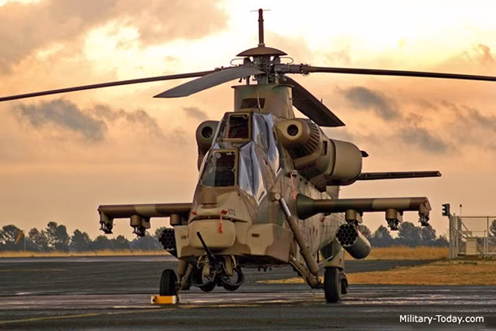AH-2 Rooivalk có thể thực hiện các nhiệm vụ đặc thù như: trinh sát; hỗ trợ hoả lực đường không; tấn công tiêu diệt các phương tiện thiết giáp, pháo binh của đối phương; hỗ trợ đắc lực cho các lực lượng mặt đất tấn công địch. Ảnh: Military-Today.