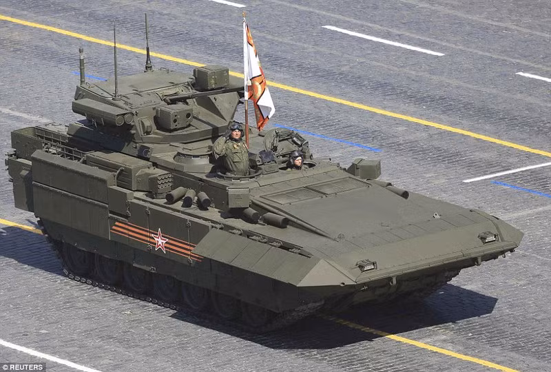 Để phát hiện mục tiêu được ngụy trang, T-15 được trang bị thiết bị ngắm quang học. Hệ thống điều khiển hỏa lực của T-15 có thể tham chiến đồng thời với 2 mục tiêu.