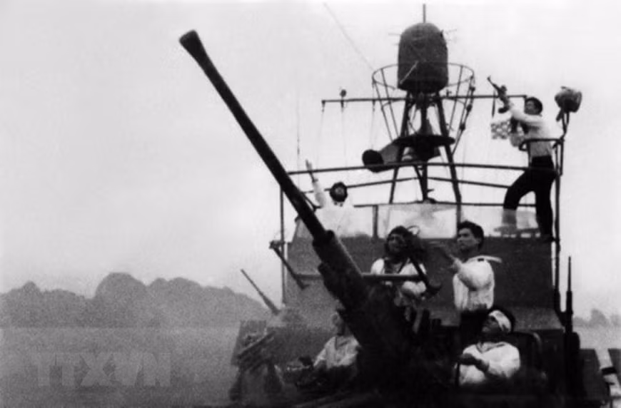 Tàu Hải quân đánh trả máy bay Mỹ tại Hòn Gai, Quảng Ninh trong trận ngày 5/8/1964. (Ảnh: Tư liệu BTHQ/TTXVN phát)