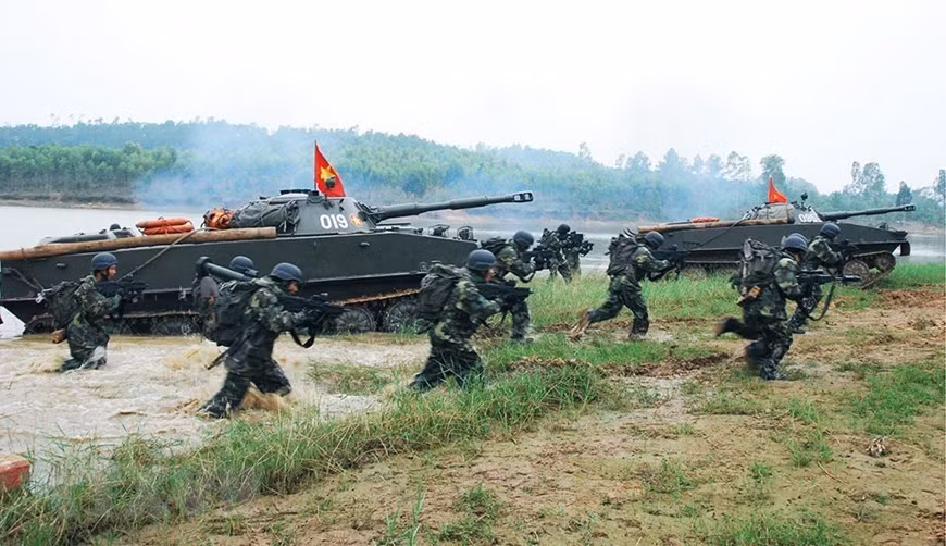Lực lượng Hải quân đánh bộ phối hợp hiệp đồng đổ bộ tấn công cùng lực lượng xe tăng. (Ảnh: TTXVN phát)