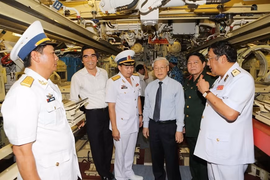 Tổng Bí thư Nguyễn Phú Trọng thị sát bên trong tàu ngầm Hải Phòng (Lữ đoàn Tàu ngầm 189), trong chuyến thăm, làm việc với các đơn vị Vùng 4 Hải quân, ngày 5/5/2016. (Ảnh: Trí Dũng/TTXVN)