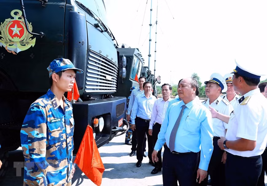 Thủ tướng Nguyễn Xuân Phúc kiểm tra công tác huấn luyện, sẵn sàng chiến đấu tại Lữ đoàn Tên lửa bờ 681, Vùng 2 Hải quân, ngày 19/4/2017. (Ảnh: Thống Nhất/TTXVN)