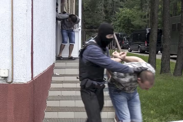 Vấn đề đáng quan tâm nữa là Belarus đã trao cho Ukraine một danh sách những người Nga bị giam giữ khi có thông tin cho rằng nhiều người từng tham chiến tại Donbass, điều này đã được tuyên bố bởi Bộ trưởng Ngoại giao Ukraine Dmitry Kuleba.