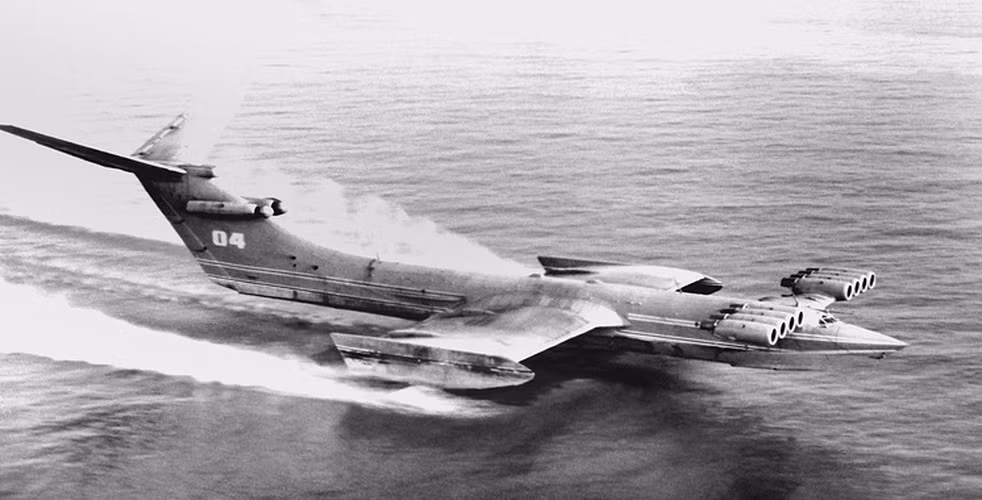 Ekranoplan có tốc độ gần tốc độ máy bay, nhưng không phải sử dụng sân bay, tải trọng cao, có thể được sử dụng trên bất kỳ bề mặt tương đối phẳng. Hạn chế về khả năng đi biển với Ekranoplan chỉ tồn tại trong quá trình cất cánh và hạ cánh. Nguồn ảnh: Tass