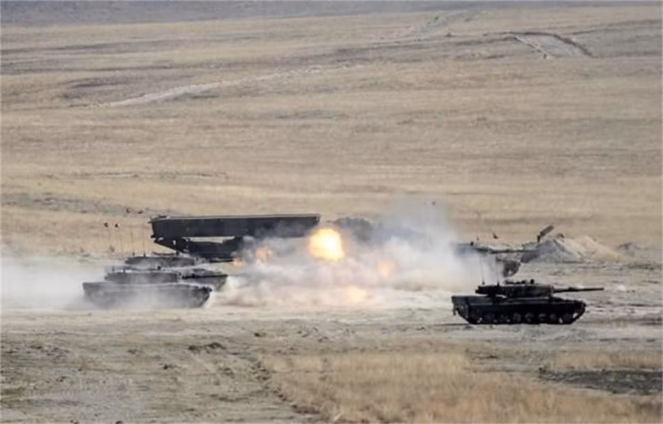 Xe tăng Leopard 2A4 hành tiến. Đây là loại xe tăng chủ lực hiện đại nhất Quân đội Thổ Nhĩ Kỳ.