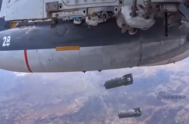 Kể từ khi bắt đầu chiến dịch không kích phiến quân IS ở Syria, Không quân Nga đã triển khai bốn chiến đấu cơ Su-30SM bay hộ tống, bảo vệ đội hình máy bay ném bom. Ảnh: Máy bay cường kích Su-25 thả bom OFAB không kích IS.