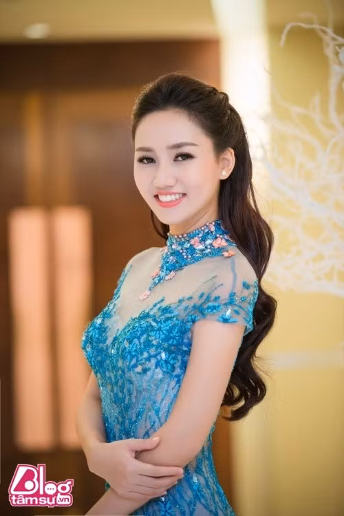 Á hậu Hoàn Vũ 2015 vừa đăng quang cũng mang tên My. Trà My vừa tốt nghiệp Đại học Thăng Long khoa Tài chính ngân hàng và hiện đang tích cực thực hiện nhiệm vụ của một Á hậu.