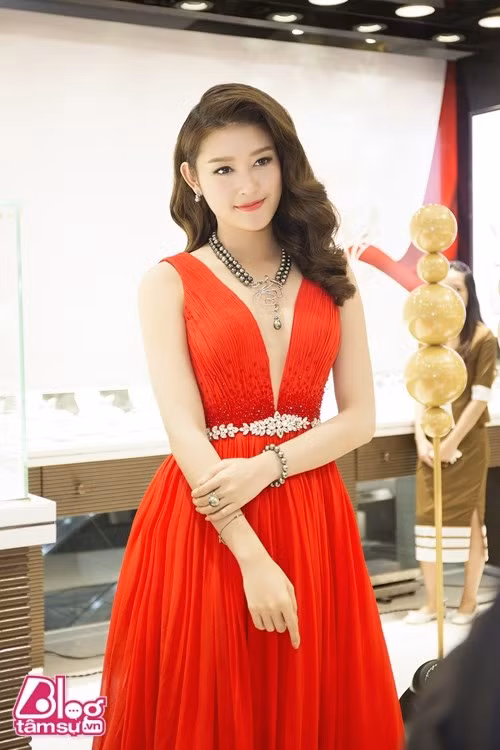 Một nàng Á hậu khác cũng tên My là Á hậu Việt Nam 2014 - Huyền My. Mới vừa tròn 20 tuổi nên Huyền My vẫn vô cùng trẻ trung, xinh đẹp. Người đẹp cũng đang ngày càng hoàn thiện bản thân để xứng đáng với danh hiệu nhận được.