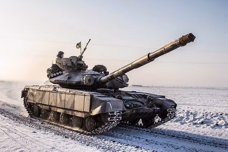 Hỏa lực chính của T-64B1M là khẩu pháo nòng trơn 125 mm được trang bị hệ thống nạp đạn tự động với cơ số 37 viên đạn.