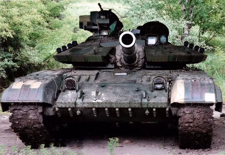 Cụ thể T-64B1M có lợi thế về động cơ mạnh mẽ hơn trong khi T-64BM Bulat lại có lợi thế về hệ thống điều khiển hỏa lực và có thể bắn tên lửa qua nòng pháo.