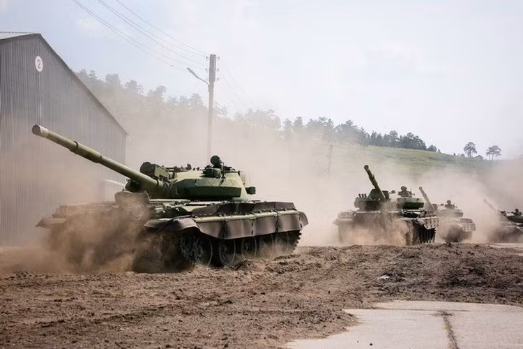 Vũ khí chủ lực của T-62M vẫn là pháo nòng trơn U-5TS 115mm với bọng hút khói ở 2/3 thân nòng, tốc độ bắn trung bình 4 phát/phút.