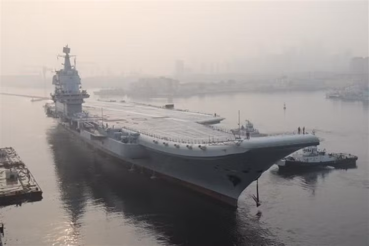 Liêu Ninh (CV-16) là chiếc tàu sân bay đầu tiên của Trung Quốc, có lượng giãn nước 55.000 tấn, dài 239,5m và được cải tạo từ tàu sân bay Varyag của Liên Xô đóng.