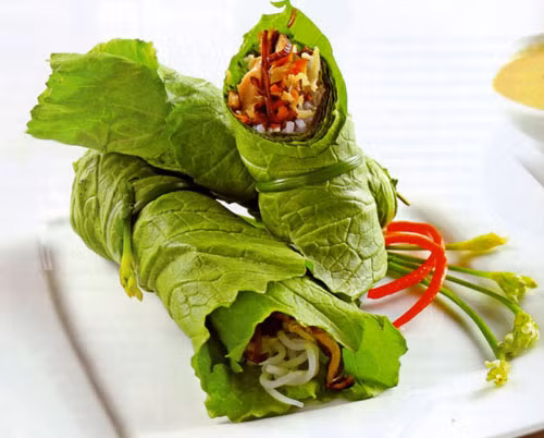 Món bò cuốn lá cải. Món bò cuốn lá cải.