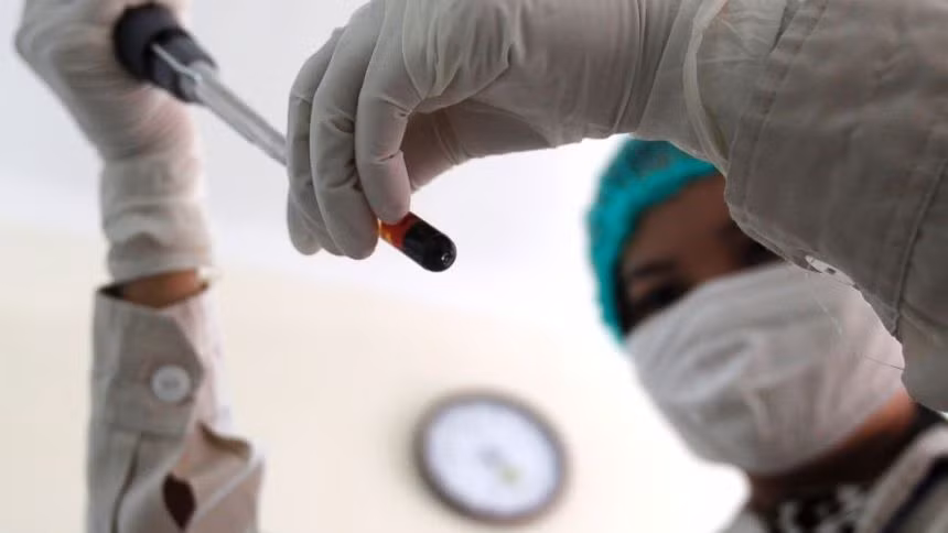 Phơi nhiễm HIV do ống đựng máu xét nghiệm vỡ đâm vào tay. Tình huống này cũng thường xảy ra với các nhân viên trực phòng xét nghiệm. Mỗi ngày, nhân viên xét nghiệm ở các bệnh viện tiếp xúc với hàng nghìn mẫu máu, dịch xét nghiệm của người bệnh, trong đó có cả người lành và người nhiễm HIV. Những ống thủy tinh này khi vỡ, vỡ đâm vào tay chân gây vết thương, máu và dịch dính vào khiến họ phơi nhiễm HIV.