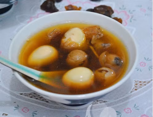 Với món ăn nà-y, vị bùi của trứng và dai của long nhãn quyện với hương thơm của gừng và nước đường thanh mát sẽ giúp bạn đỡ mệt mỏi sau một ngày làm việc căng thẳng.