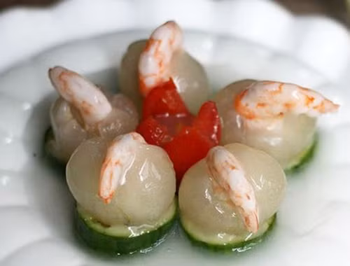 Nhãn lồng bọc tôm món ăn cực lạ và rất ngon miệng.