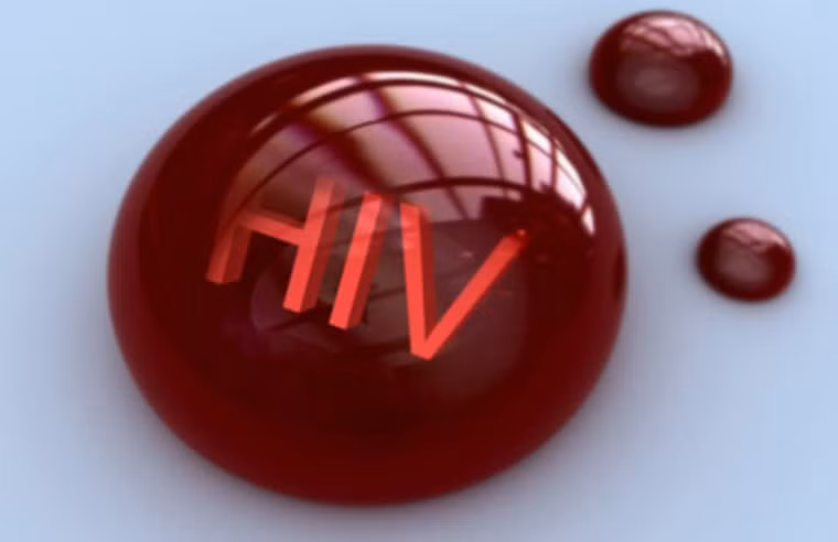 Bạn có thể bị bôi máu nhiễm HIV bệnh vào người để cướp hoặc đe dọa. Nếu bị bôi vào vết thương hở, bạn có nguy cơ lây nhiễm.