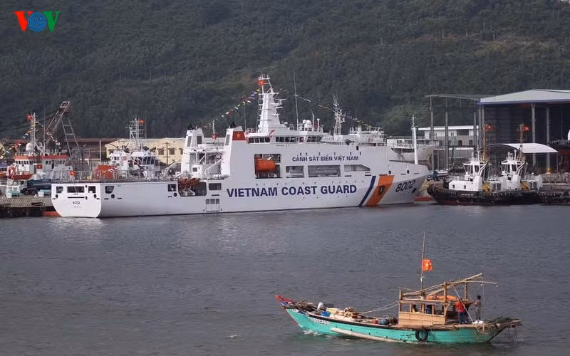Ngoài chức năng nhiệm vụ tuần tra, bảo vệ chủ quyền biển đảo, thực thi pháp luật trên các vùng biển, tàu CSB 8002 còn có nhiệm vụ tìm kiếm, cứu nạn trên vùng biển Việt Nam và quốc tế khi có yêu cầu, cứu kéo các tàu bị nạn có lượng dãn nước đến 2.200 tấn, chuyển quân chi viện hậu cần cho các lực lượng hoạt động trên biển đảo.