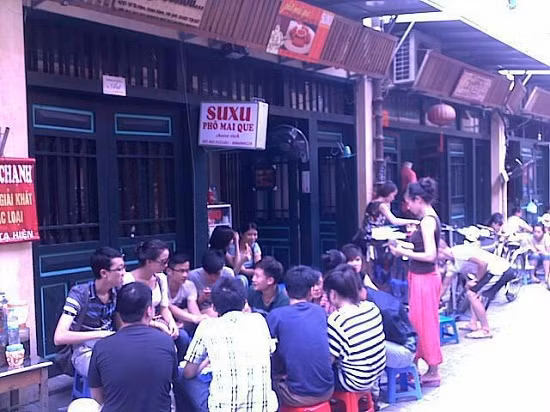Vỏ ngoài vàng óng, giòn rụm, thơm mùi lá Oregano, bên trong là phô mai nóng chảy, dẻo dẻo, dai dai vừa thơm vừa ngậy. Nhâm nhi món phô mai que với tương ớt và ngắm Hà Nội về đêm rất tuyệt vời. Ảnh: Foody