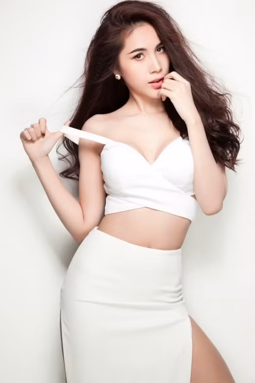 Thủy Tiên là một trong số ít các người đẹp của showbiz Việt thừa nhận rằng mình đã từng phẫu thuật thẩm mỹ. Mặc dù nhận phải chỉ trích nhưng không thể phủ nhận rằng Thủy Tiên trở nên đẹp và quyến rũ hơn rất nhiều. Cô luôn đứng top các mỹ nhân đẹp nhất showbiz.