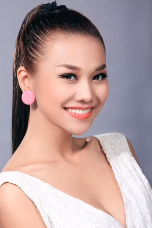 Thanh Hằng ở thời điểm hiện tại là một siêu mẫu hạng A của showbiz Việt. Cô sở hữu chiều cao khủng, gương mặt với nụ cười tỏa sáng và là biểu tượng thời trang của người phụ nữ hiện đại.