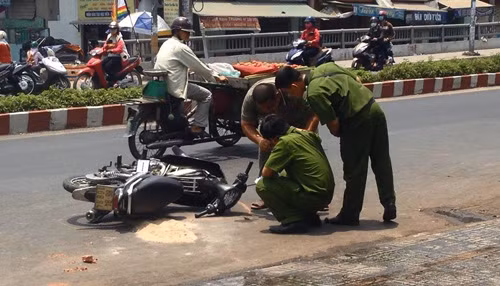Lực lượng Công an khám nghiệm hiện trường.